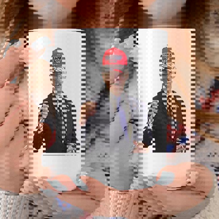 トランプの帽子をかぶったバイデンの陽気なグラフィック 長袖tシャツ コーヒーマグ 面白い贈り物