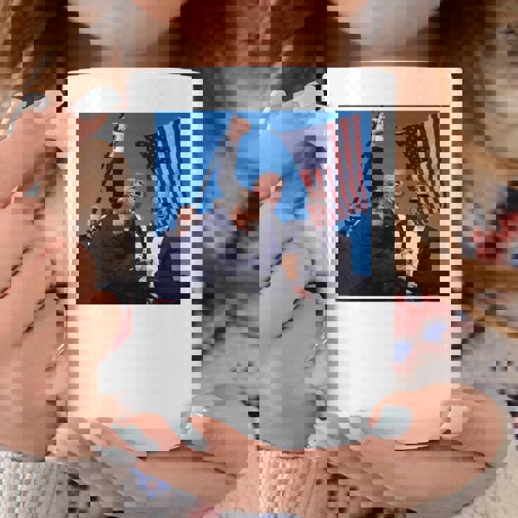 トランプ大統領のために祈り、決して降伏しない、神の祝福トランプ。 長袖tシャツ コーヒーマグ 面白い贈り物