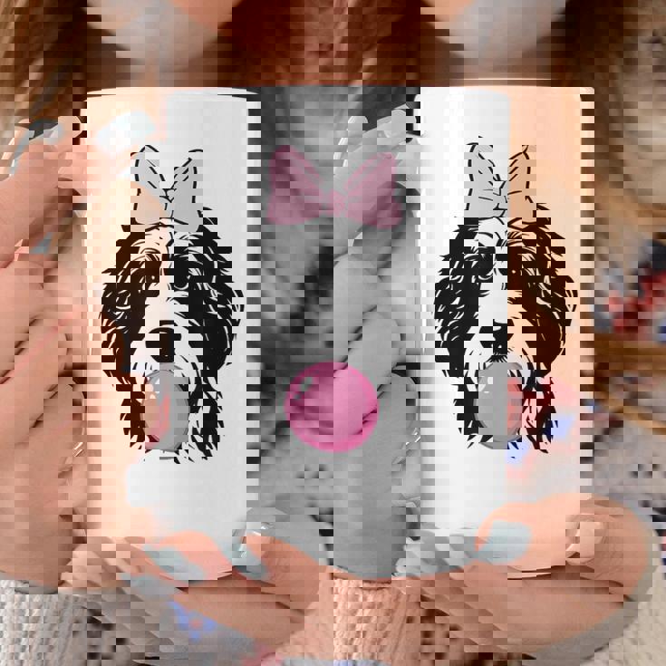 バブルガムを持つバーネドゥードル犬 コーヒーマグ 面白い贈り物