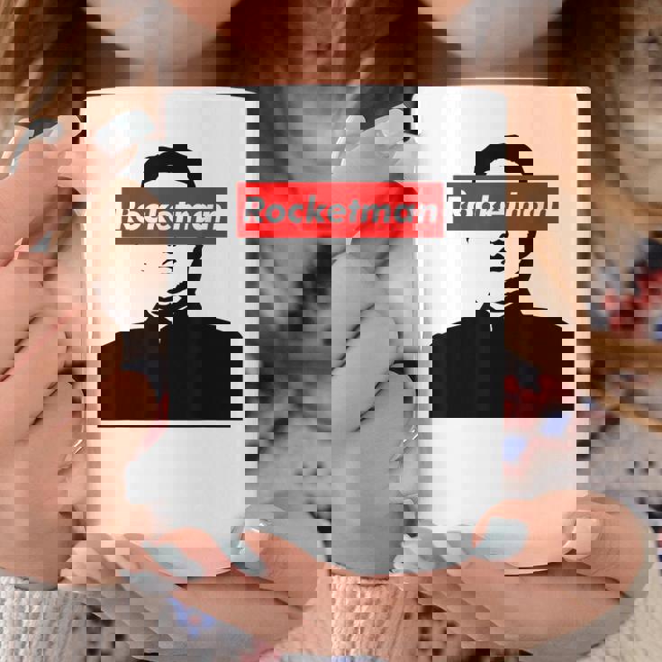 パロディ Kim Jung Un Rocketman ボックスロゴtシャツ コーヒーマグ 面白い贈り物