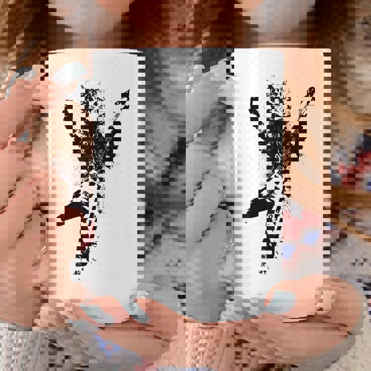 フライングvギターで遊ぶ猫 コーヒーマグ 面白い贈り物