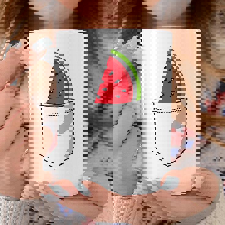 ポケットに入ったスイカのポケットプリントの面白いスイカ。 コーヒーマグ 面白い贈り物