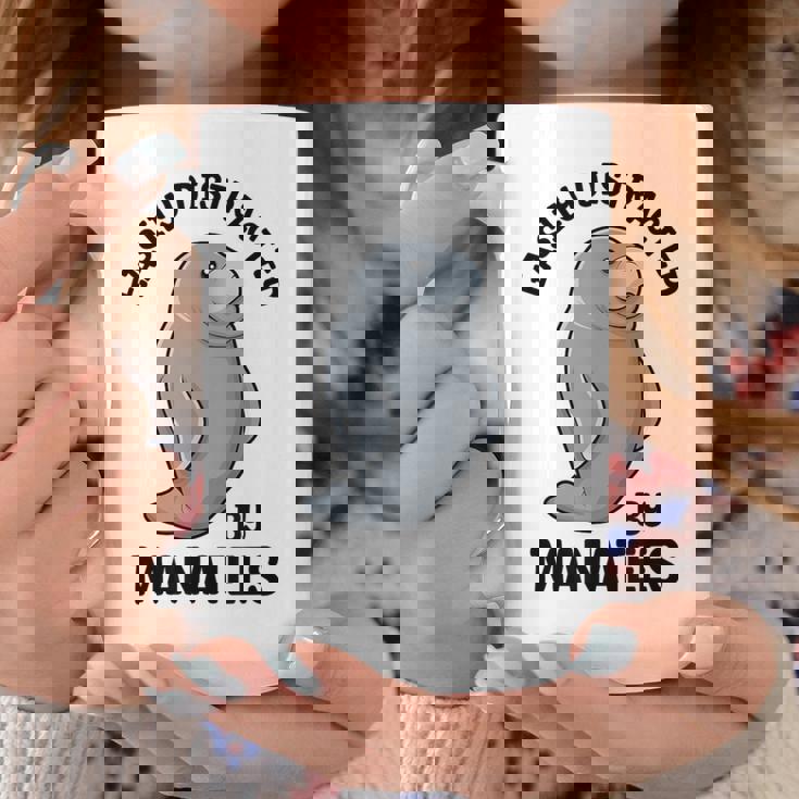 マナティーに気を取られる かわいい 海の動物 マナティー コーヒーマグ 面白い贈り物