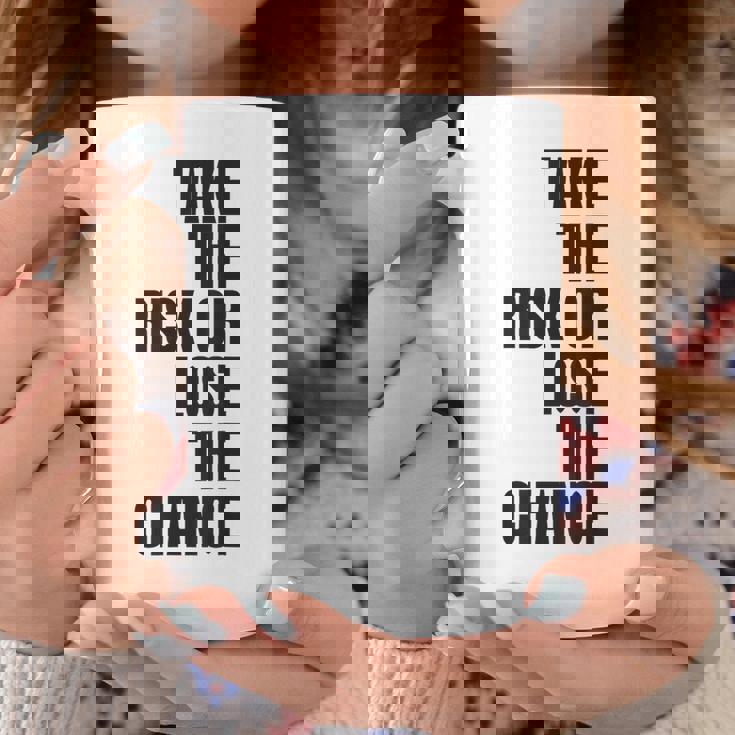 リスクを取るか、チャンスを失うか大胆なモチベーションウェア。 コーヒーマグ 面白い贈り物