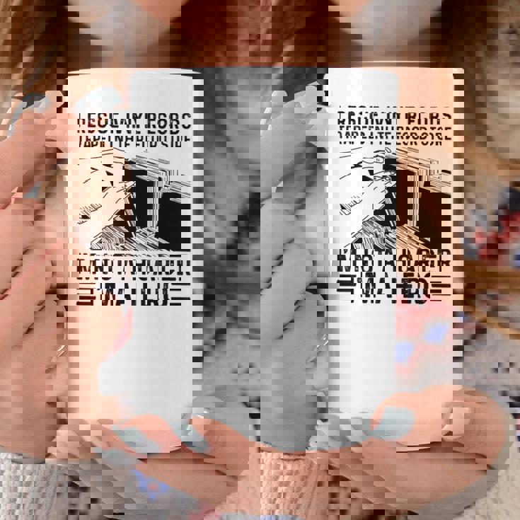 レコード屋に閉じ込められたビニールレコードを救出する コーヒーマグ 面白い贈り物