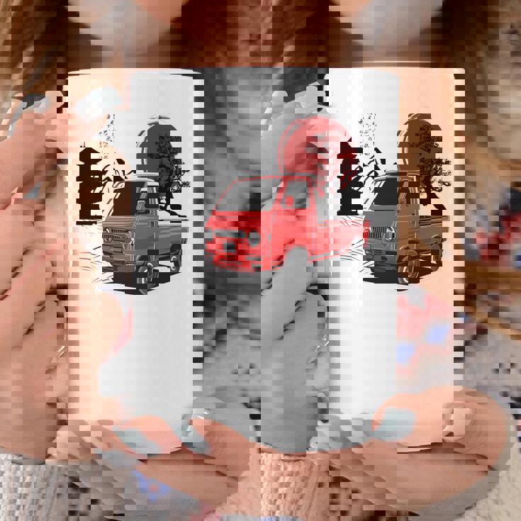 レトロな赤いミニトラックと日本の夕日。 長袖tシャツ コーヒーマグ 面白い贈り物