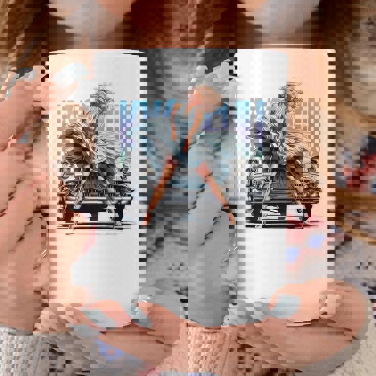 強風ピンナップガールとオールドアメ車のバックプリント コーヒーマグ 面白い贈り物