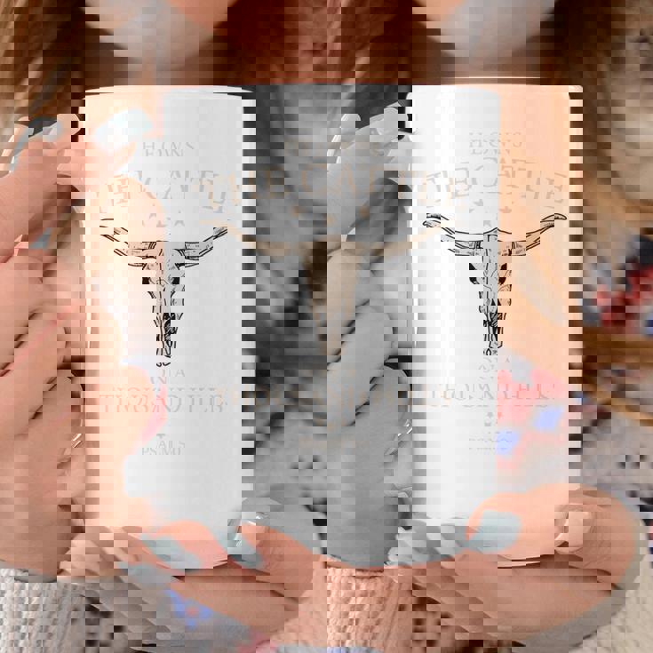 彼はザ・キャトル・オン・ア・サウザンド・ヒルズのクリスチャン・カウ・フェイス 長袖tシャツ コーヒーマグ 面白い贈り物