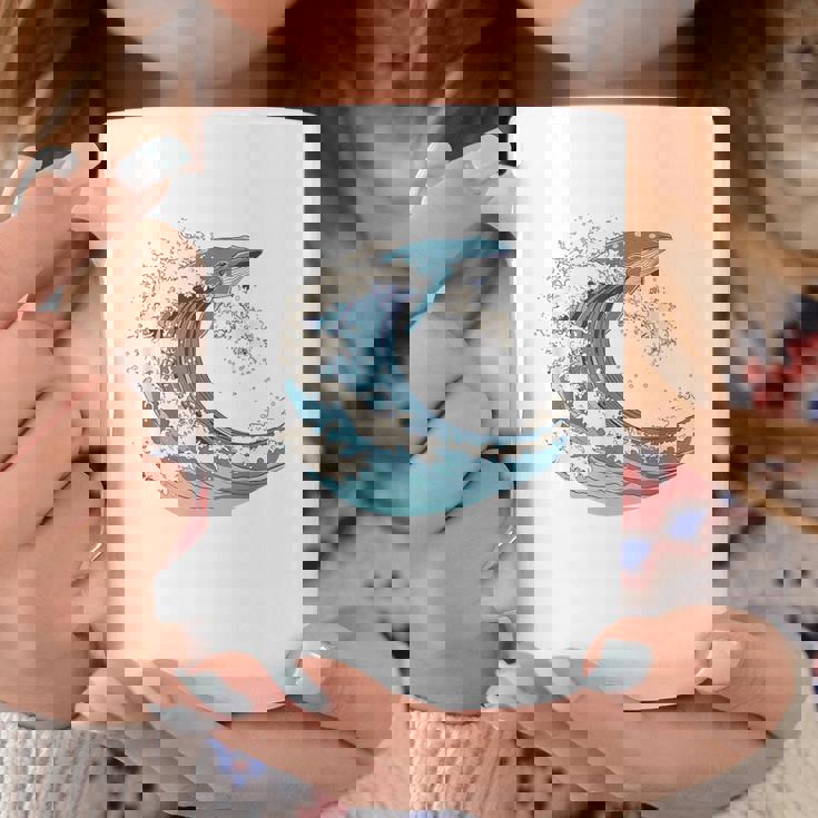 海の波から現れる芸術的なクジラ コーヒーマグ 面白い贈り物