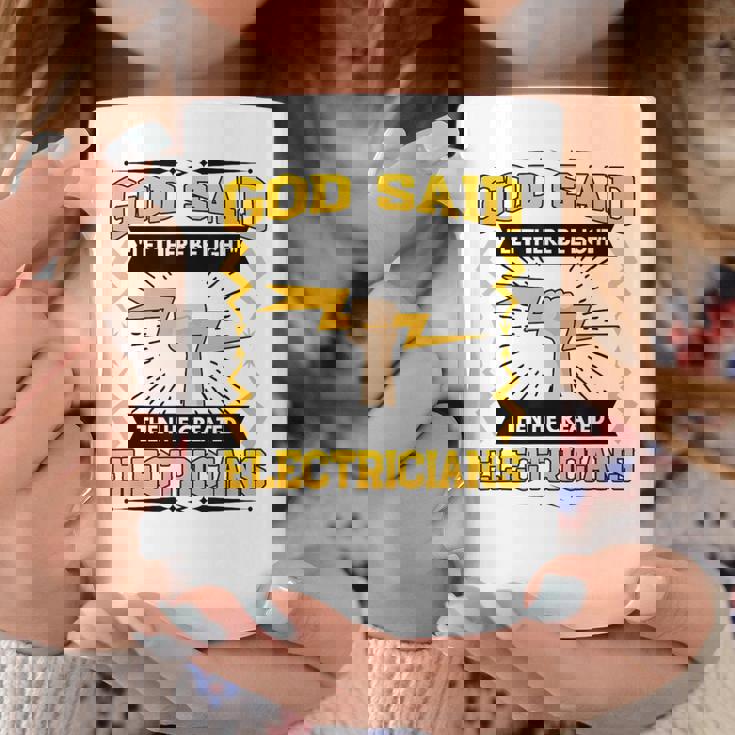 神は「光あれ」と言われてから、電気技師を創られた コーヒーマグ 面白い贈り物