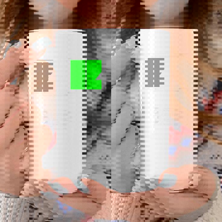 背中【充電中】電池 バッテリー おもしろ 面白い ギャグ ネタ ウケ狙い 笑える ユーモア おバカな 個性的な コーヒーマグ 面白い贈り物