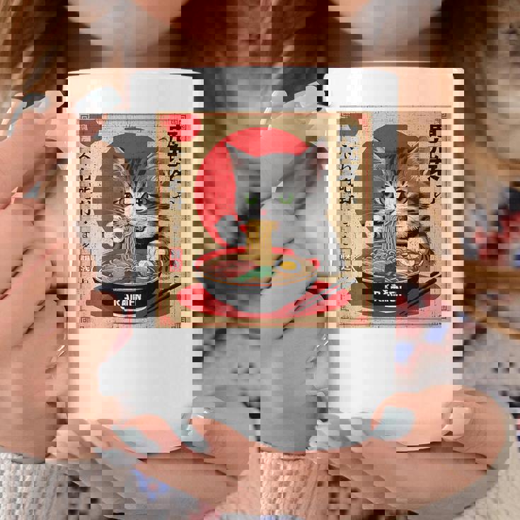 背中にラーメンを食べる緑色の目を持つ日本猫のデザイン。 コーヒーマグ 面白い贈り物