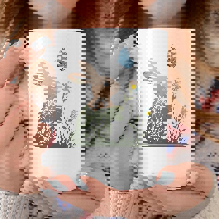 蝶のイースターとデイジーを保持している甘いウサギのウサギ 長袖tシャツ コーヒーマグ 面白い贈り物