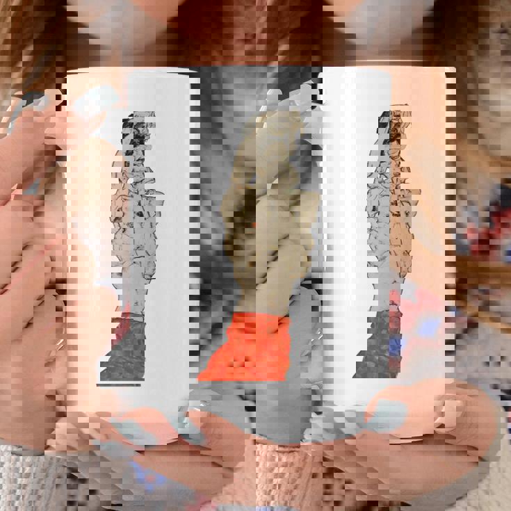 赤いふんどしの立っている男性 エゴン・シーレ作 1914 長袖tシャツ コーヒーマグ 面白い贈り物