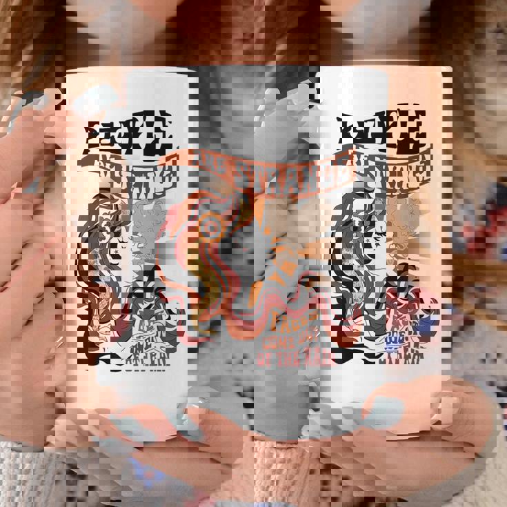 雨から顔が出てきて変な人が多いアパレル コーヒーマグ 面白い贈り物