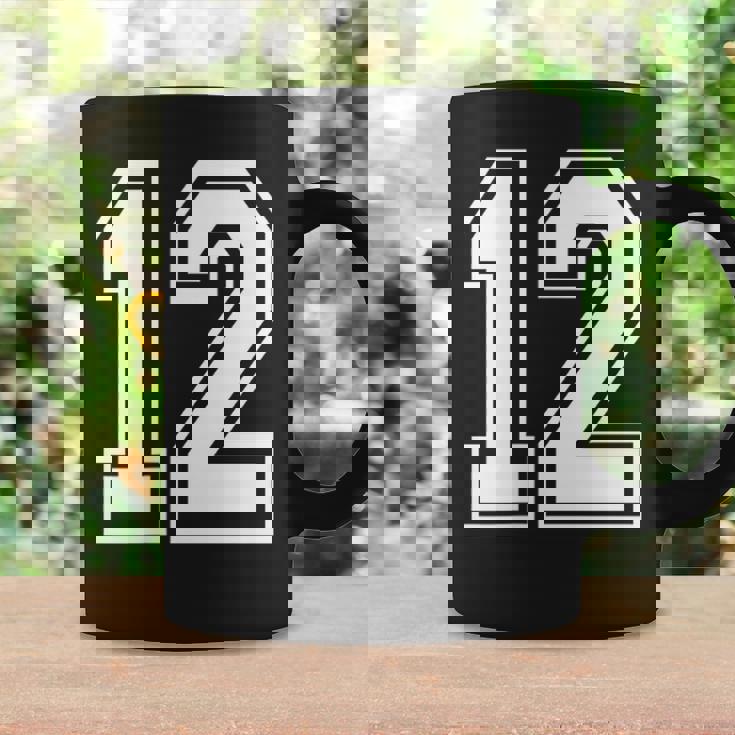 12番の前面と背面にホワイトのプリント。 コーヒーマグ ギフトのアイデア