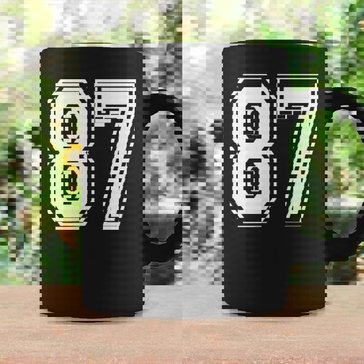 87番の前面と背面にホワイトのプリント。 コーヒーマグ ギフトのアイデア