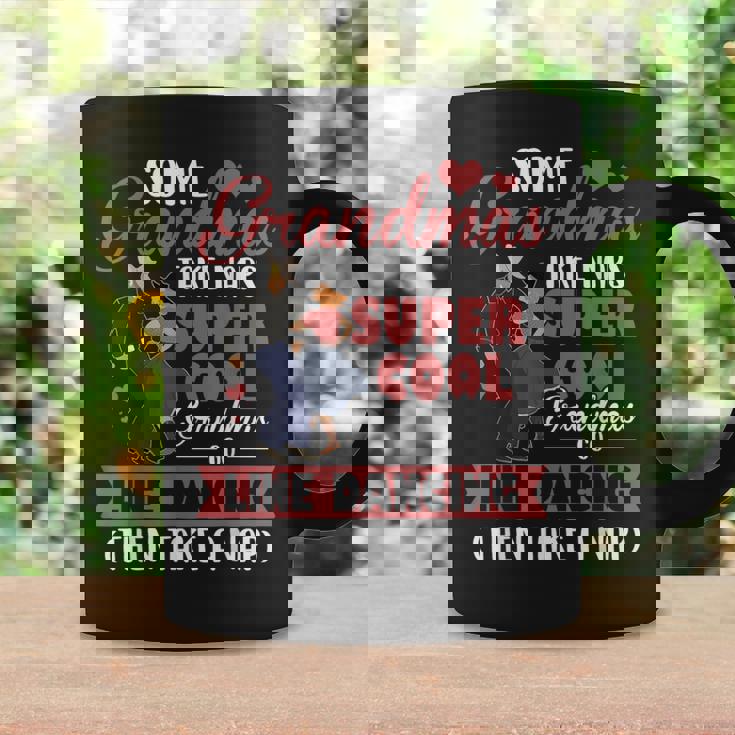 Algunas Abuelas Tomaniestas Cool Grandmas Go Line Dancing Taza de café Ideas de regalos