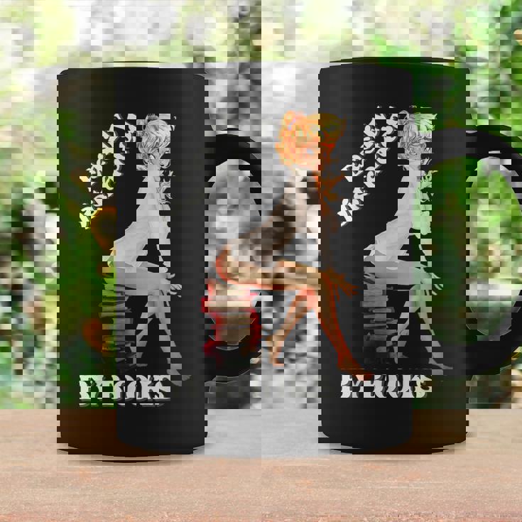 Easily-Distracted By Books ピンナップガール セクシーアニメ レトロアート コーヒーマグ ギフトのアイデア