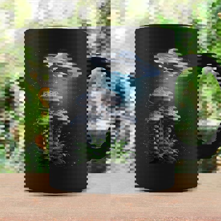 Ufo Hovering Over Weird Mushroomsci-Fi Magichrooms コーヒーマグ ギフトのアイデア