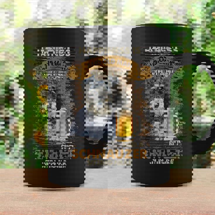 Happiness Is An Old Man With A Beerchnauzeritting Near Near コーヒーマグ ギフトのアイデア