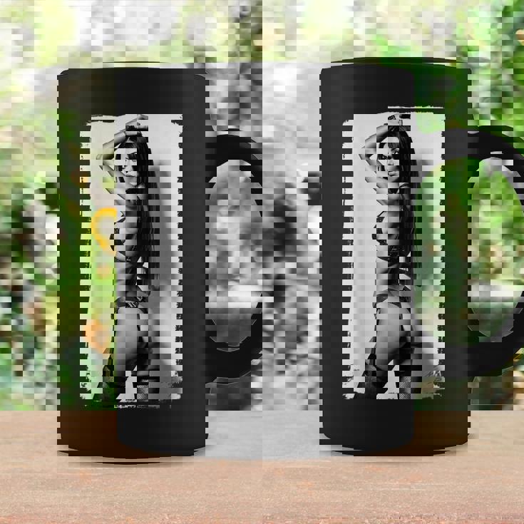 Hot Girl On 男性用 セクシー ブーティー ビキニ モデル 2 Bw コーヒーマグ ギフトのアイデア