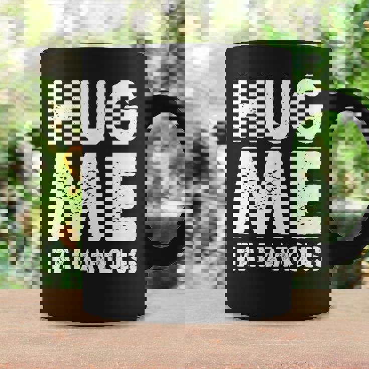 Hug Me I'm Famous ファニーハガー コーヒーマグ ギフトのアイデア