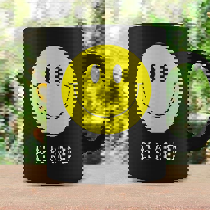Be Kind かわいい イエロー スマイル フェイス シャツ スマイル フェイス ハピネス コーヒーマグ ギフトのアイデア