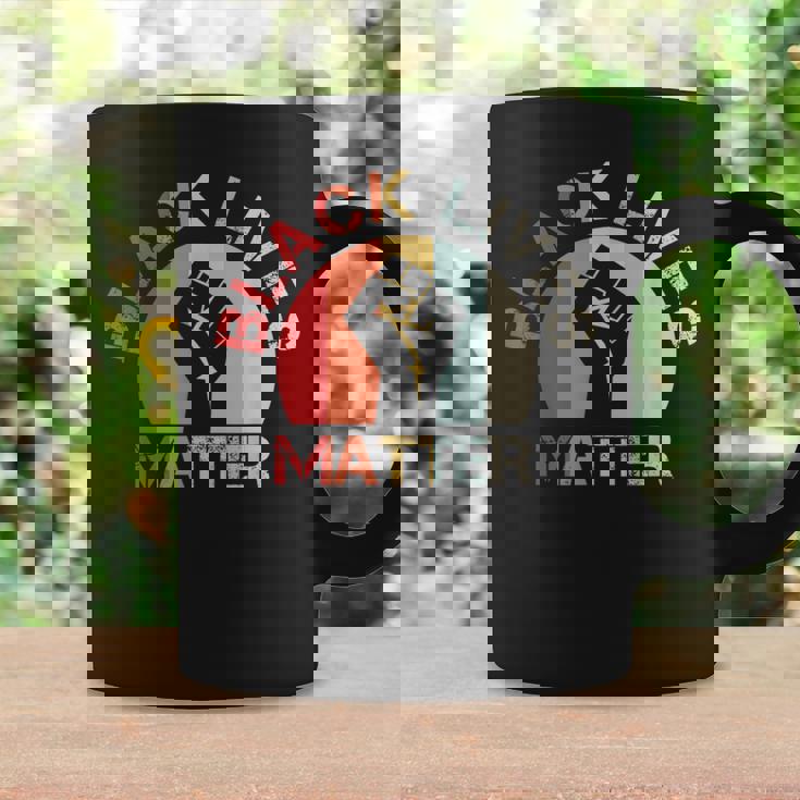 Lives Matter Raised Fist Retrointage No Racism コーヒーマグ ギフトのアイデア