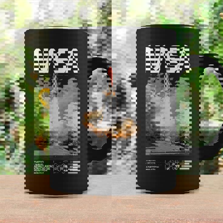 Nasa スペースシャトル打ち上げカラーの黒と白のワームロゴ コーヒーマグ ギフトのアイデア