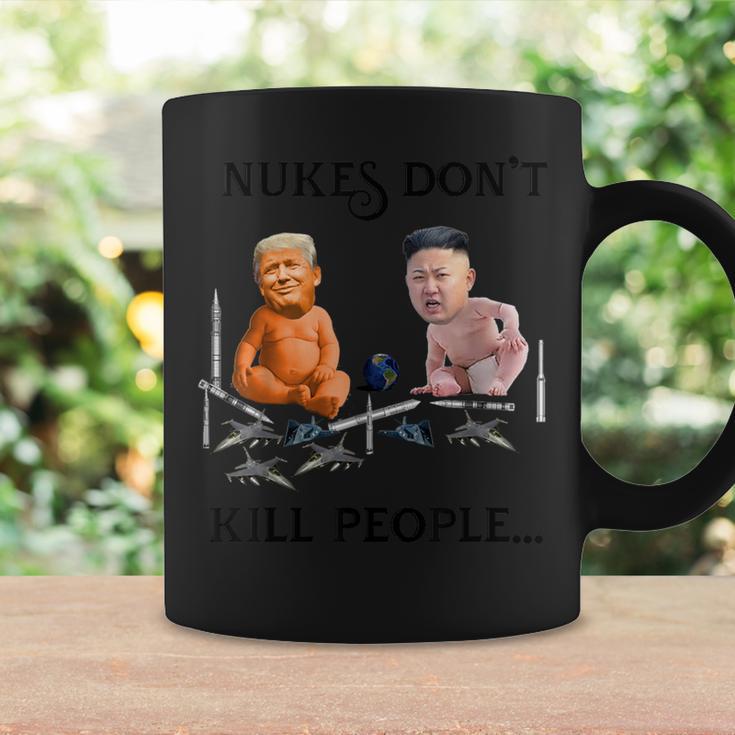 Nukes Don't Kill People…ドナルド・トランプとキム・ジョンウンティー コーヒーマグ ギフトのアイデア
