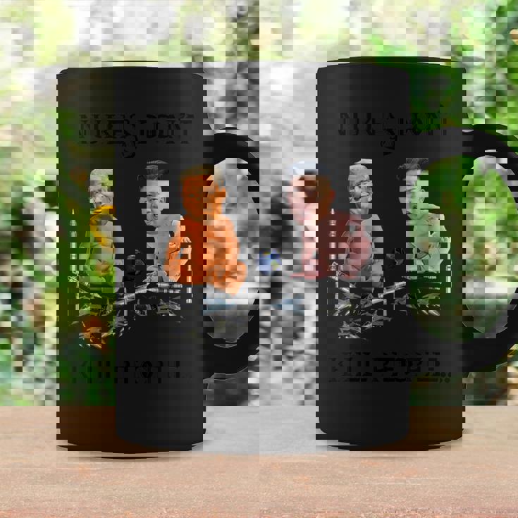 Nukes Don't Kill People…ドナルド・トランプとキム・ジョンウンティー コーヒーマグ ギフトのアイデア