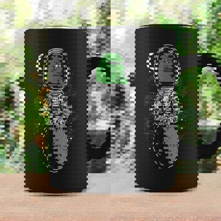 Pepe Crypto用のpepeコインデザイン。 コーヒーマグ ギフトのアイデア