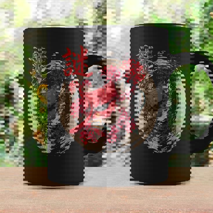 Redpider Lily の 彼岸花 または ヒガンバナ と 日本の天狗の面 の グラフィック コーヒーマグ ギフトのアイデア