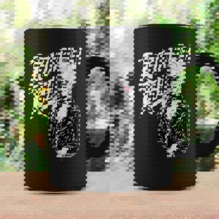 Rockabilly Rebel Blonde Pinup With Attitude Graphic コーヒーマグ ギフトのアイデア