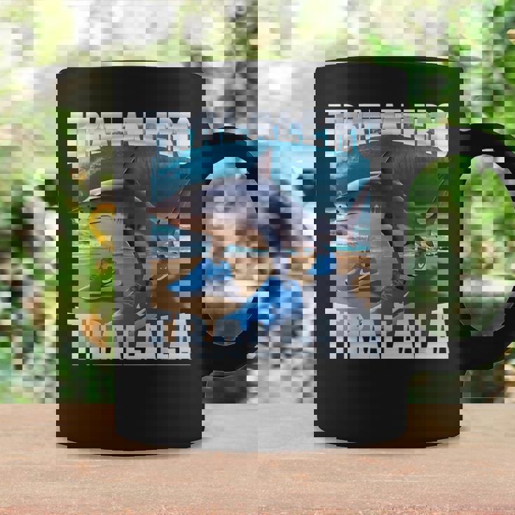 Tralalero Tralalahark Meme イタリアンブレインロットtシャツ コーヒーマグ ギフトのアイデア