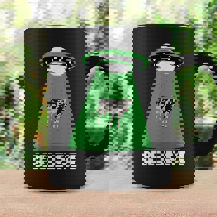 Ufo Cow Abduction Ufo Alien Abduction コーヒーマグ ギフトのアイデア