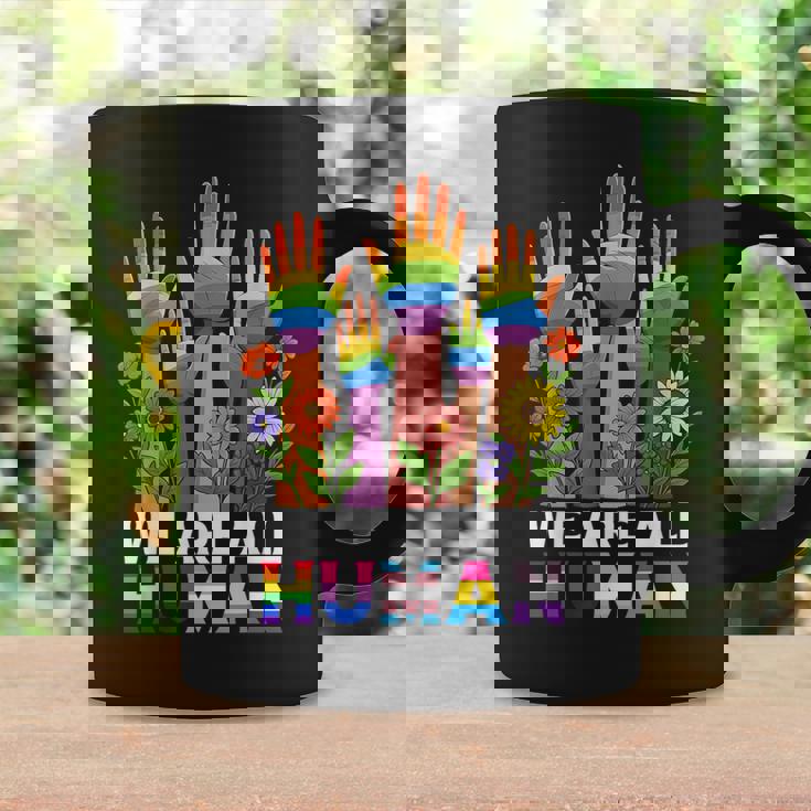We Are All Human レインボー Lgbt Lgbtq トランスジェンダー ハンドフラワー コーヒーマグ ギフトのアイデア