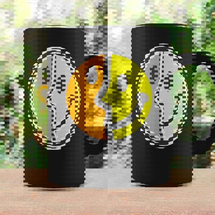 【ピカソ風】スマイル フェイス 笑顔（パロディ）キュビズム【スマイリー】ニコニコ 黄色 ポップ かわいい コーヒーマグ ギフトのアイデア