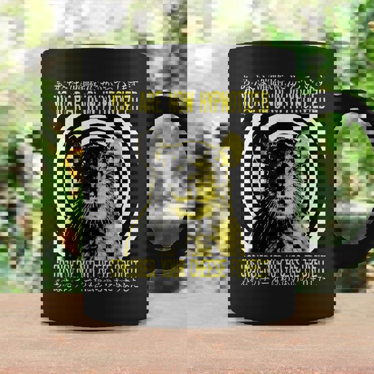 あなたは今、催眠術をかけられた日本ネズミです。 コーヒーマグ ギフトのアイデア