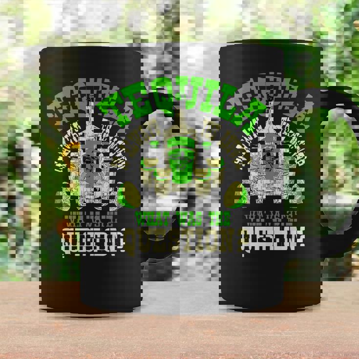 おもしろテキーラ飲んでるテキーラはいつも答えの贈り物 コーヒーマグ ギフトのアイデア