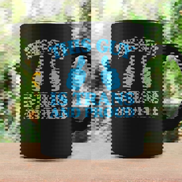 この男はトランスジェンダーで誇り高きトランスジェンダープライド二本指 コーヒーマグ ギフトのアイデア