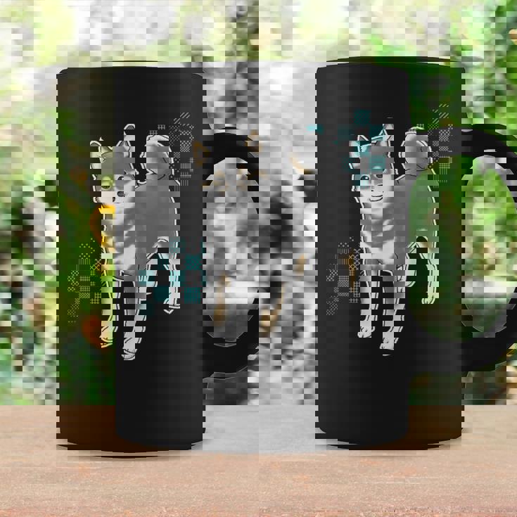 つぶらな瞳で見つめる黒柴 コーヒーマグ ギフトのアイデア