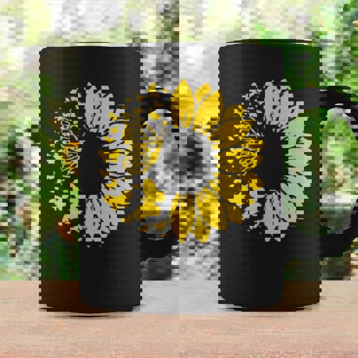 ひまわりと蝶のシルエット、自然の調和。 コーヒーマグ ギフトのアイデア