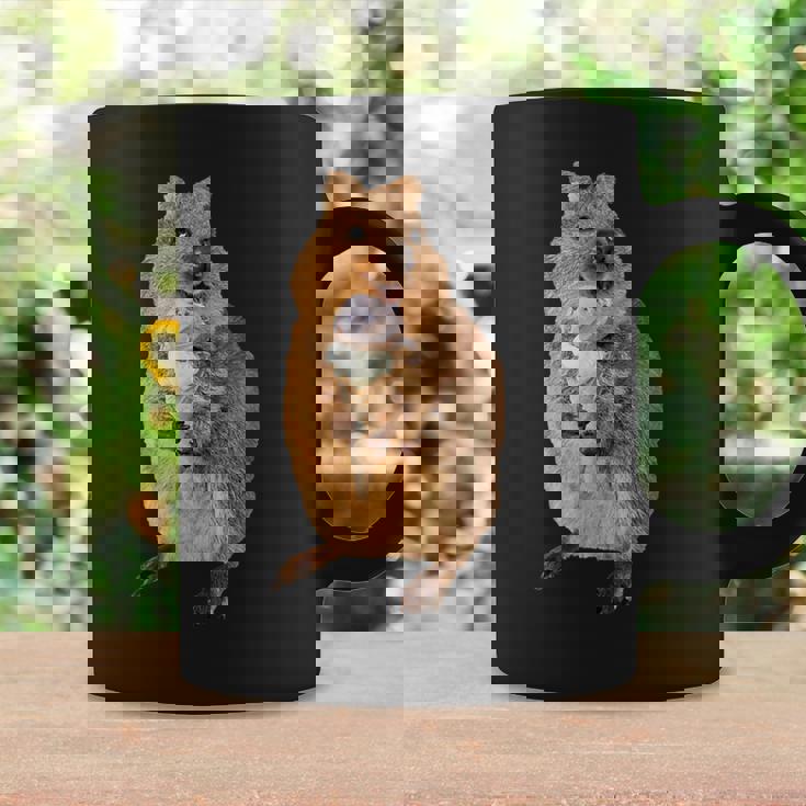 アイスクリームコーンを食べるカワイイクオッカ。 コーヒーマグ ギフトのアイデア