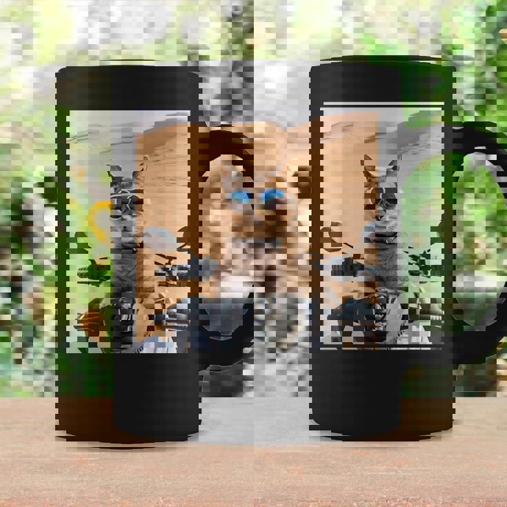 アラビア砂漠でサングラスをかけた猫、ドバイにマッチ。 コーヒーマグ ギフトのアイデア