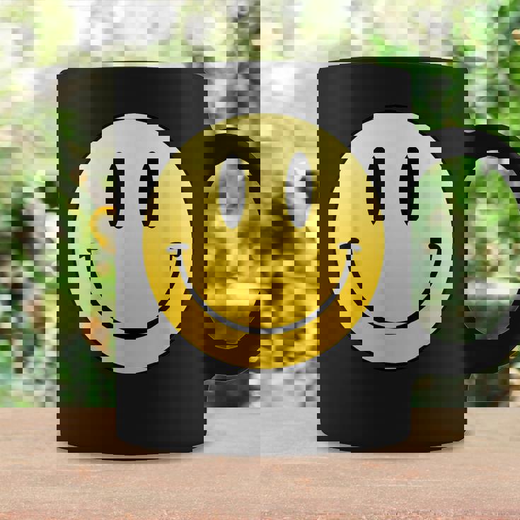 イエロー スマイル ハッピー ピース スマイル フェイス かわいい ユーモア すごい コーヒーマグ ギフトのアイデア