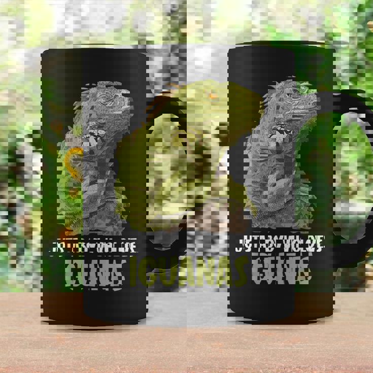 イグアナ・イグアナが大好きな男の子だけ。 コーヒーマグ ギフトのアイデア