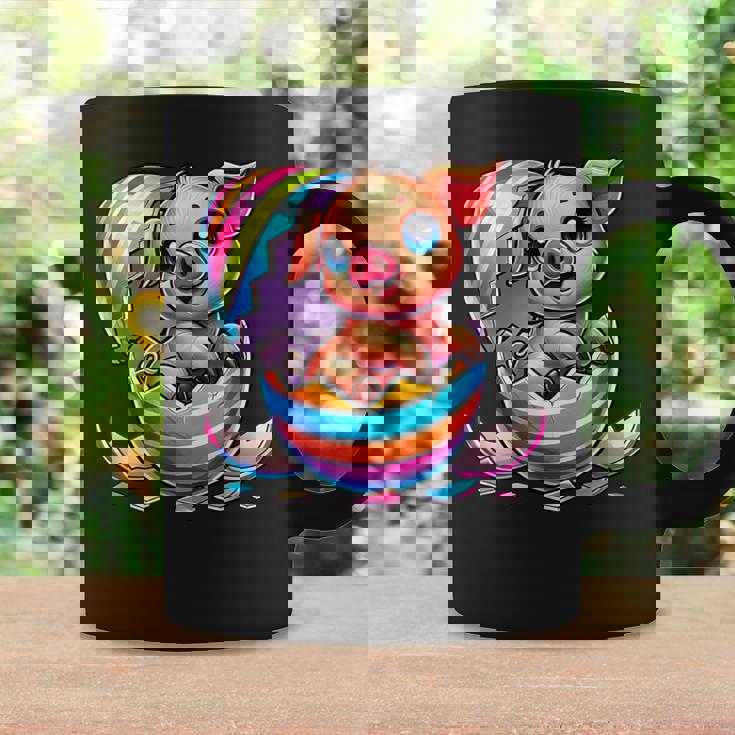 イースターエッグのかわいい赤ちゃん豚の漫画アート。 コーヒーマグ ギフトのアイデア