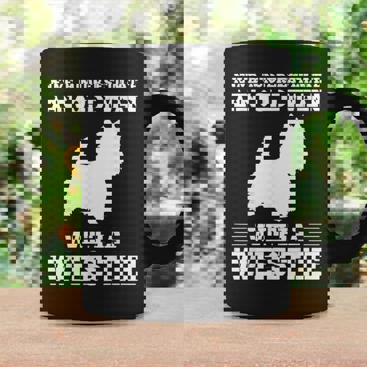 ウェスティ・ドッグを飼っている老人を決して過小評価しないでください コーヒーマグ ギフトのアイデア